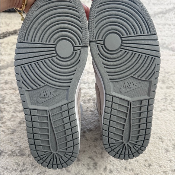 Nike Air Jordan 1 women’s Gray High-Top Sneakers NEW size 7.5 - Picture 4 of 5
